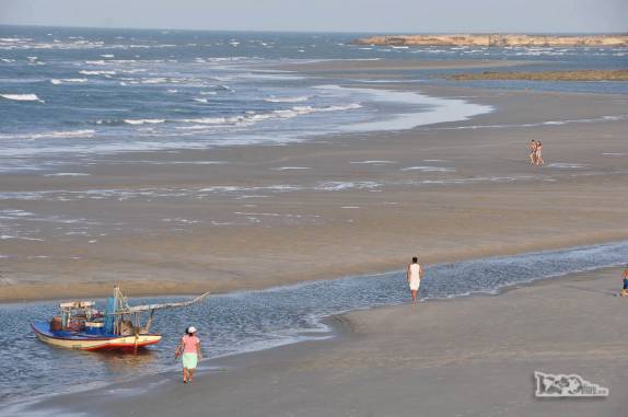 Maré baixa na praia de Pontal do Maceió, em Fortim, litoral do Ceará